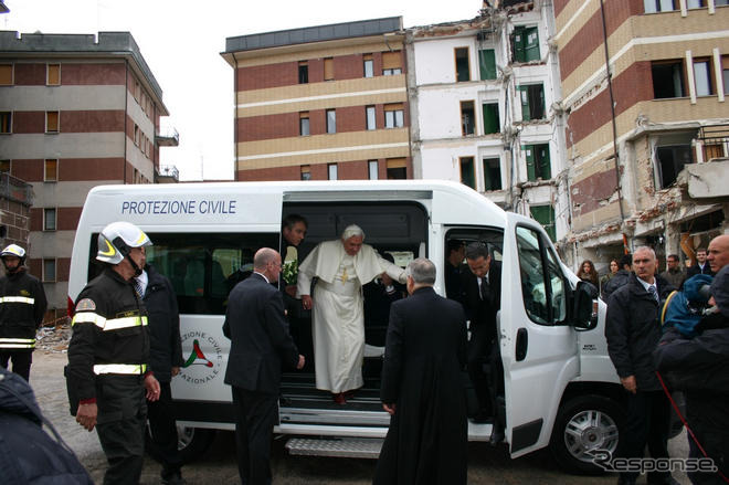ローマ教皇、フィアットの商用バンでイタリア地震の被災地訪問