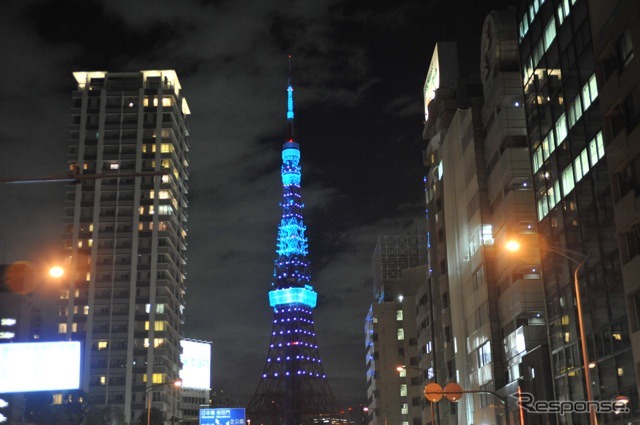 国道一号線から臨む青い東京タワー（撮影＝中島みなみ）