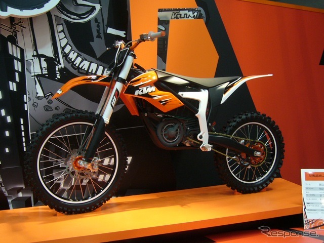 KTMの電動バイク。オフロードタイヤを履いたエンデューロ仕様