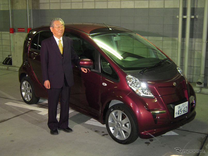 EV「雷駆」の前に立つ光岡進代表取締役会長