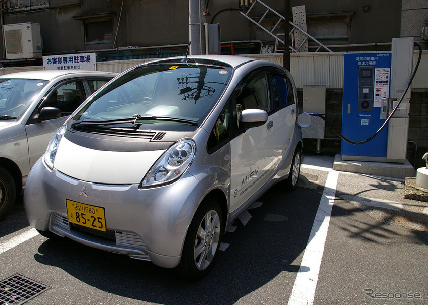 ガソリンスタンド、高速PA、コイン駐車場、ディーラーなど急速充電が可能なスポットは拡大しつつある（写真はローソン大井店 ）