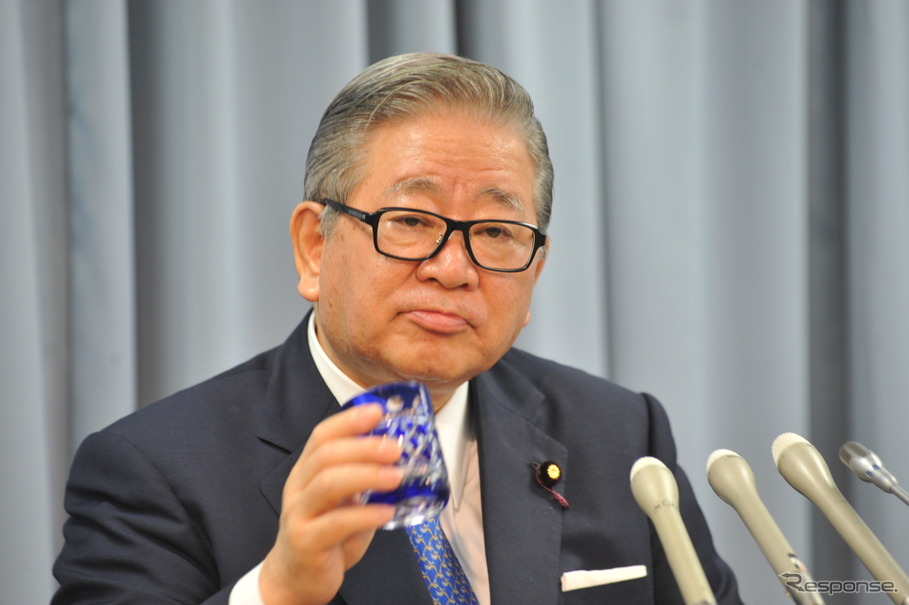 自見庄三郎金融・郵政担当相(21日・金融庁) 撮影=中島みなみ