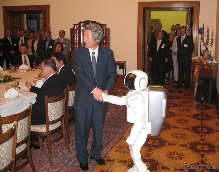 『ASIMO』がロボットの祖国チェコへ
