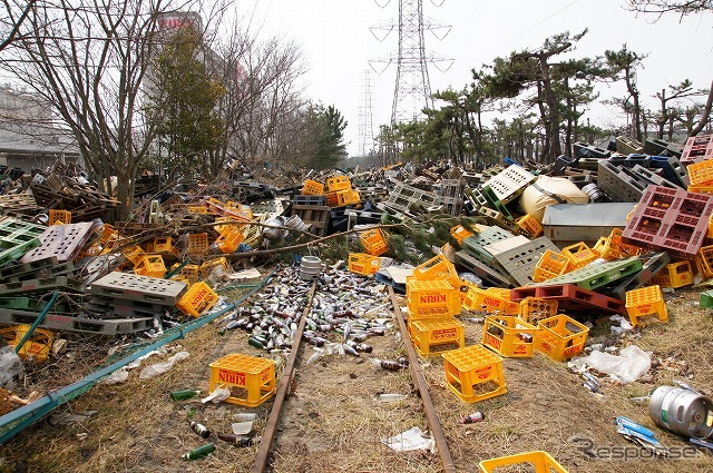 東日本大震災 津波はモノを流し、電柱を倒した