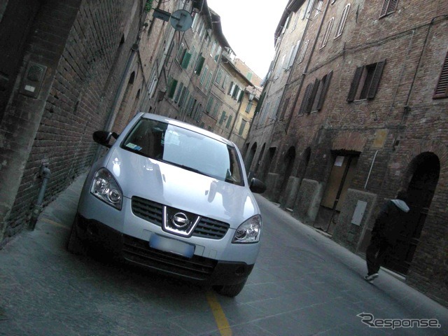 イタリア・シエナの街に佇む日産キャシュカイ