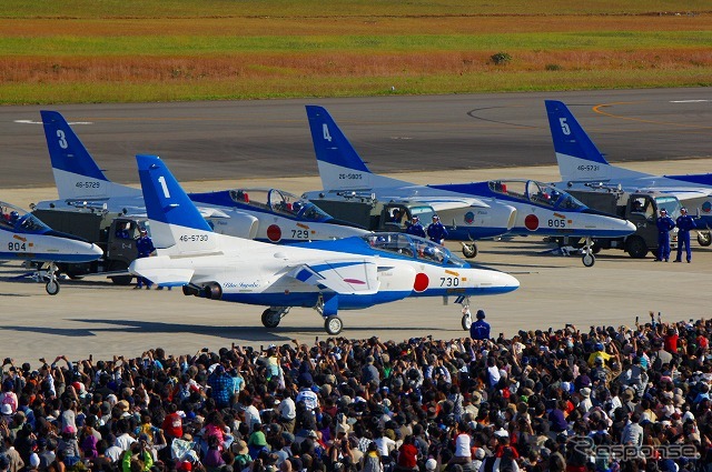 一般公開イベントとしては東日本大震災以降で初の関東開催となるブルーインパルスの展示飛行。今年はF-2戦闘機も入間の空を舞う。