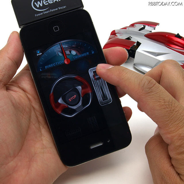 「iPhone Controlled Wall Climbing Car iW500」をiPhoneで操作するイメージ（iPhoneは別売）