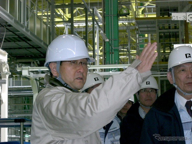 仙台地区の施設を訪問したトヨタ豊田社長（2011年3月27日）。