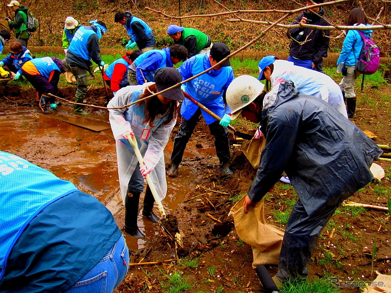 「これがケーキだったら…」という“女子コメント”を発しながら無心になって土のうづくり