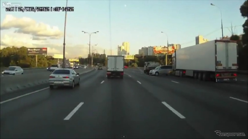 ロシアの高速道路で起きた奇跡的な事故回避の瞬間