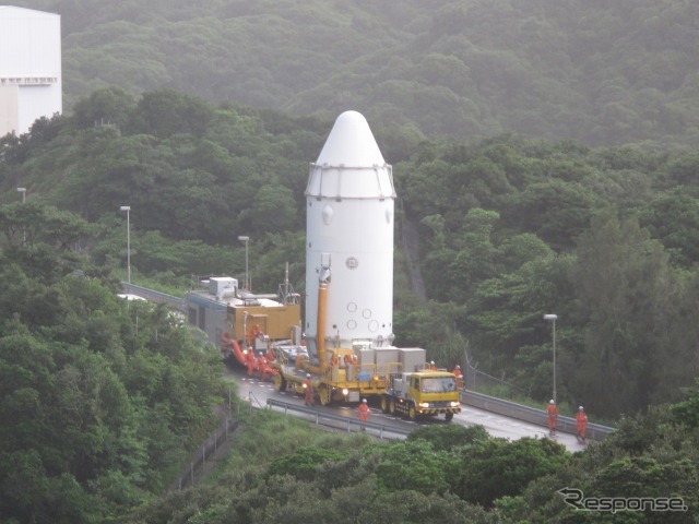 大型ロケット組立棟に移動する「こうのとり」3号機