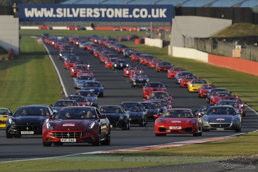 9月15日、英国シルバーストンサーキットで開催されたフェラーリ964台による世界最長パレード
