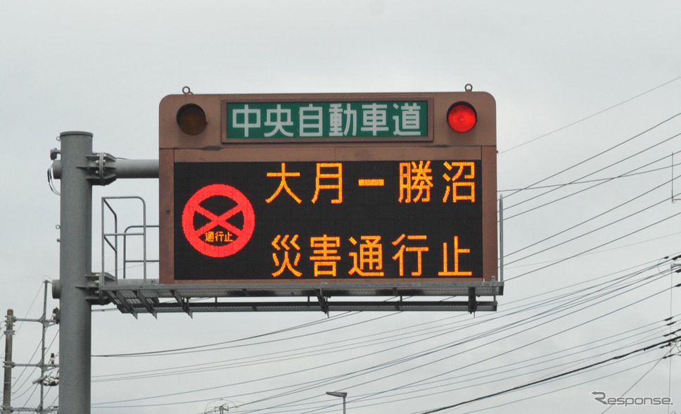 通行止めが続く笹子トンネル(山梨県)