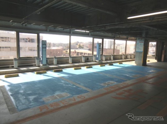 小田急新百合ヶ丘駅北口駐車場5階駐車スペース（床面青色）