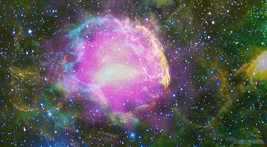 超新星残骸IC 443。マゼンタがフェルミ・ガンマ線宇宙望遠鏡で得られたガンマ線画像。黄色が可視光。青、水色、緑、赤は赤外線で得られている画像