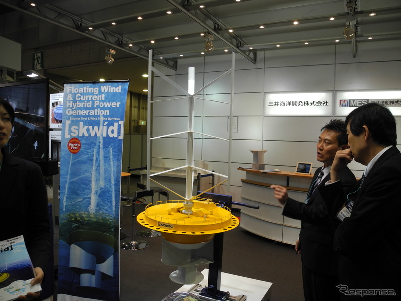 三井海洋開発が開発した浮体式潮流・風力ハイブリッド発電システムの模型（「スマートエネルギーWeek2013」）
