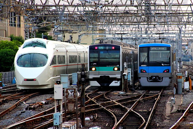 千代田線に乗り入れているJR東日本のE233系2000番台（中央）と小田急電鉄の4000形（右）。保安装置などを改造し、E233系は小田急線に、4000形はJR常磐線にも乗り入れできるようにする。