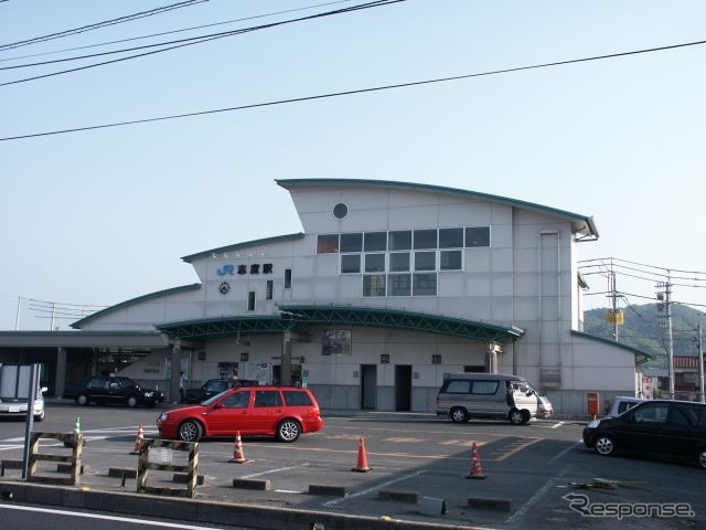 高徳線の志度駅。写真の橋上駅舎は1998年から使用を開始した。