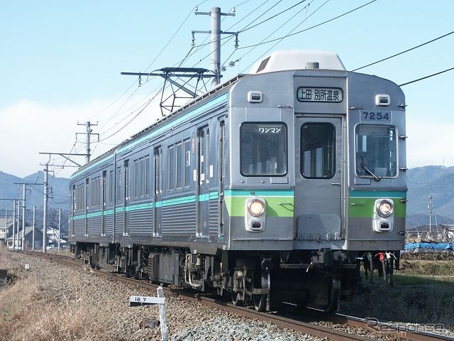 上田電鉄の7200系。現存する2編成はモハ5250形「丸窓電車」のイメージを再現した「まるまどりーむ号」に改装されており、塗色なども変更されている。