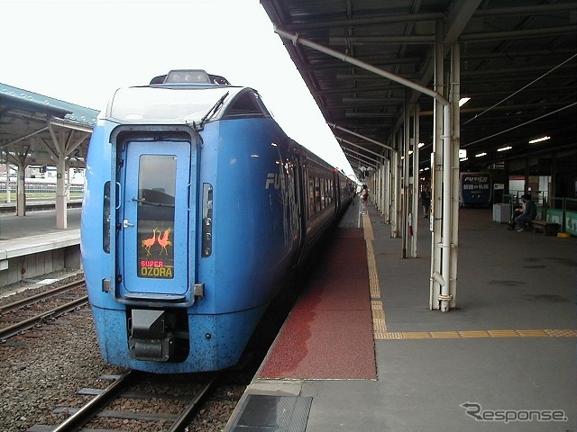 キハ283系気動車を使用しているJR北海道の特急「スーパーおおぞら」。