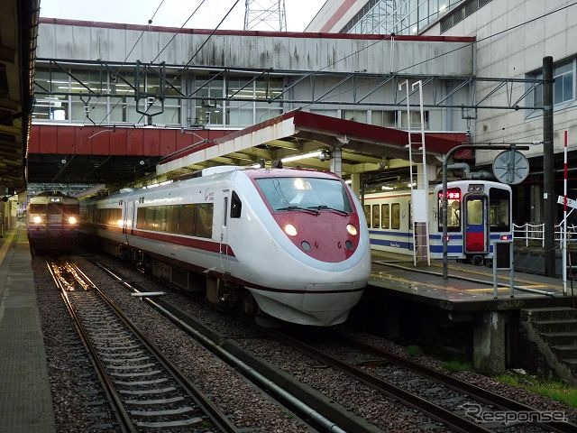 越後湯沢駅で発車を待つ特急「はくたか」（中央）。車両は北越急行所属の681系2000番台「スノーラビット」。その脇には上越線普通列車の115系（左）、ほくほく線普通列車のHK100形（右）の姿も見える。