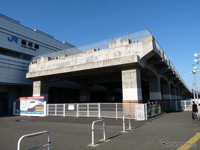 北陸本線福井駅の東口側に整備された北陸新幹線用の高架橋。えちぜん鉄道は暫定的に新幹線の高架橋に乗り入れる。