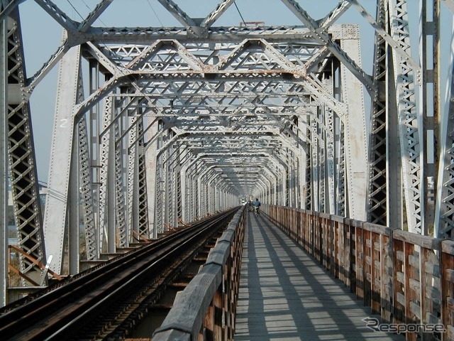 城東貨物線の淀川橋りょう。下流側（左）に線路、上流側（右）に人道橋「赤川仮橋」が併設されている。10月末限りで赤川仮橋を閉鎖して複線化工事が行われる。