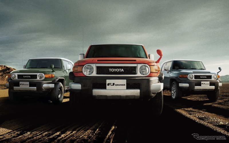 左から、トヨタ・FJクルーザー オフロードパッケージ（ツートーン ダークグリーン）、カラーパッケージ（ツートーン オレンジ・オプション装着車）、カラーパッケージ（ツートーン スモーキーブルー・オプション装着車）