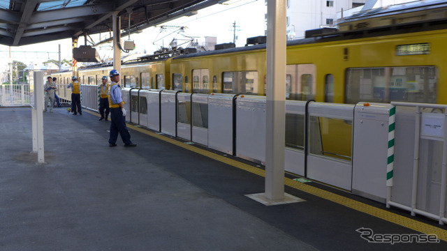 新所沢駅1番ホームに設置された戸袋移動型ホームドア「どこでも柵」。