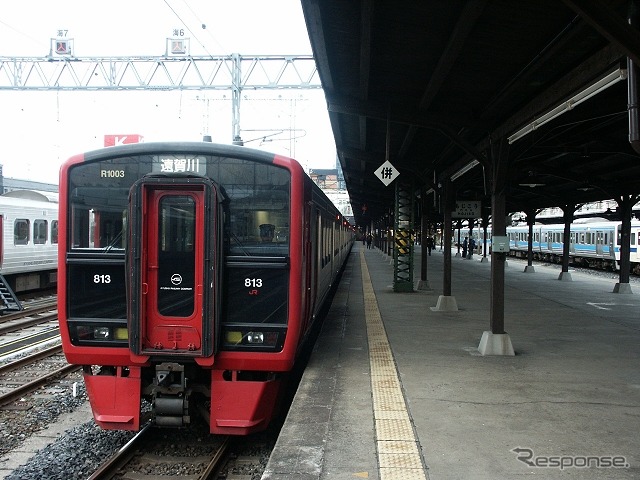 門司港駅で発車を待つ普通列車。「北九州市公共交通1日フリー乗車券」では鹿児島本線や日豊本線などが利用できる。
