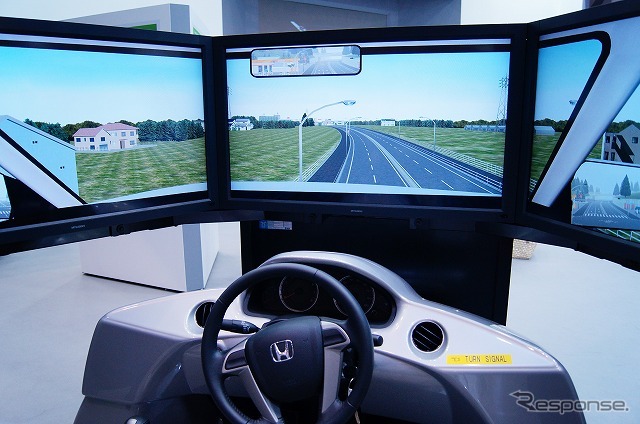 ホンダブースの四輪車シミュレーター。路車間や車車間の通信を体験できる。