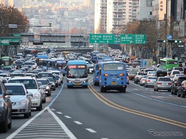 道路の中央車線をバス専用車線とした韓国・ソウルのBRT。一般車のバス専用車線への進入は厳しく禁じられており、一般車線が激しい渋滞であってもバスはすいすい走ることができる。
