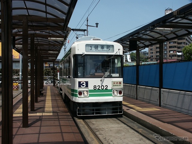 熊本市内の中心部で運行されている熊本市電。2014年3月からICカード「nimoca」のサービスを開始することが決まった。