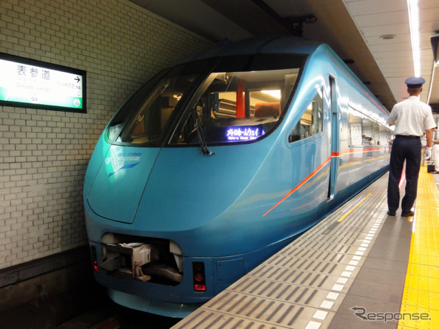 東京メトロが終夜運転計画を発表。千代田線では小田急線片瀬江ノ島直通の「メトロニューイヤー号」を運転する。写真は千代田線に乗り入れの小田急ロマンスカー・MSE