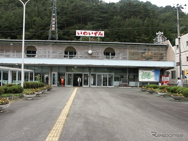 土砂災害で運休が続く岩泉線の終点・岩泉駅（2006年9月）。2014年中の廃止が正式に決まった。