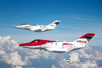 ホンダジェット認定試験用初号機（シルバーの機体）と3号機（赤い機体）の飛行の様子