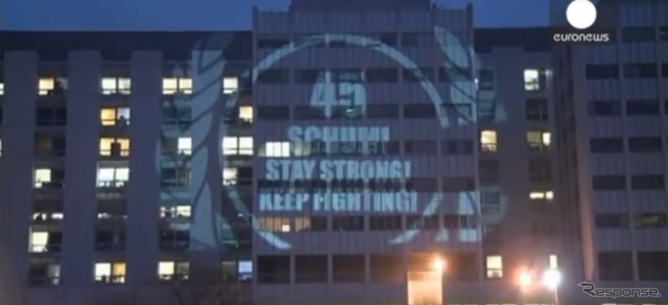 ミハエル・シューマッハ氏が入院するフランスの病院に投影された応援メッセージ