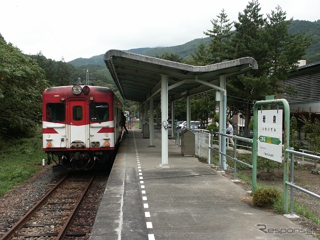 岩泉線の終点・岩泉駅で発車を待つ普通列車（2006年9月）。2010年7月から土砂災害による運休が続いているが、4月1日の廃止がほぼ決まった。