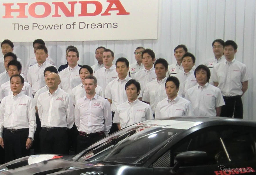 ホンダの2014年モータースポーツ活動計画発表会にて。写真最前列左から伊東社長、タルクィーニ（WTCC）、モンテイロ（WTCC）、佐藤琢磨（インディ）、伊沢拓也（GP2）。