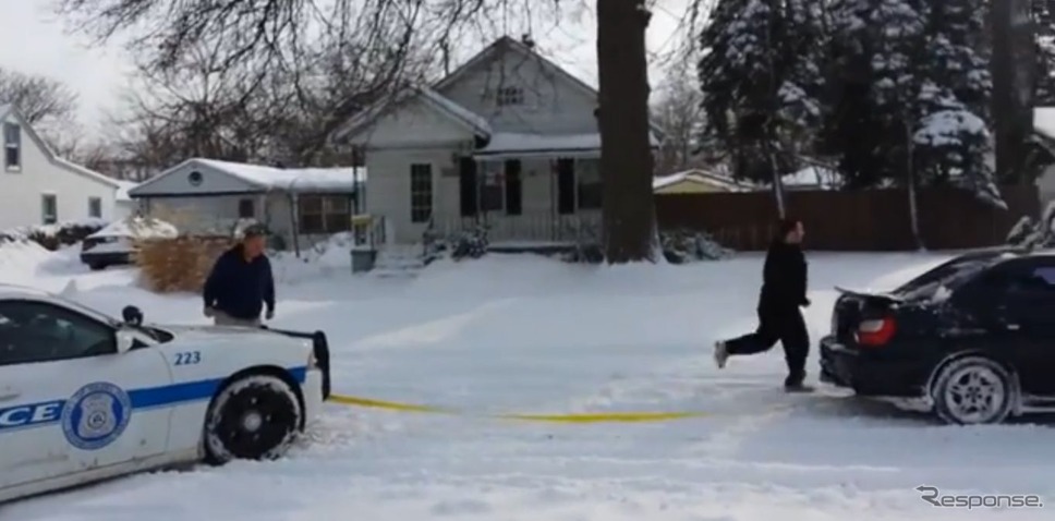 米国ミシガン州で雪にスタックした警察車両を救出する2代目スバルインプレッサWRX