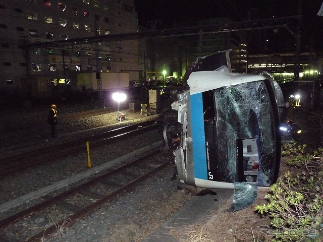 2月23日未明、作業用車両と接触して脱線した京浜東北線の電車。太田国交相は安全確保を徹底するよう鉄道局に指示した。