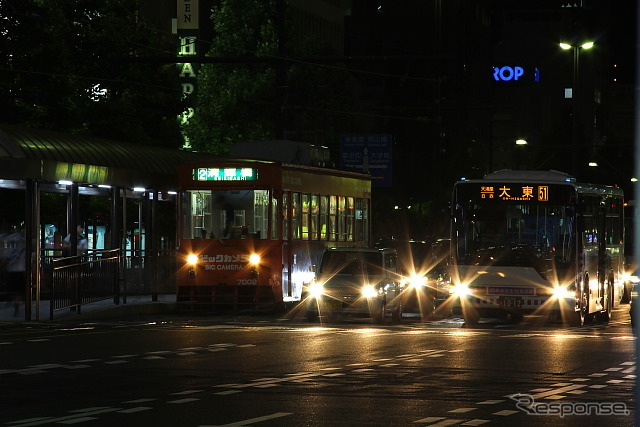 岡山駅前停留場で発車を待つ岡山電軌の路面電車（左）。4月1日以降も現行運賃を据え置く。