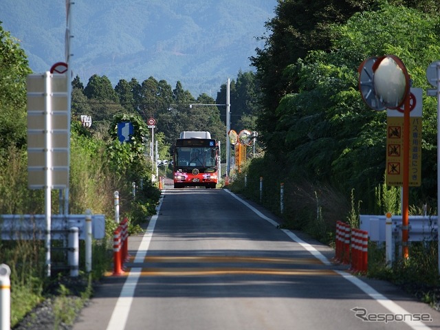 バス専用道を走行する気仙沼線BRTのバス。4月17日から気仙沼駅付近も専用道を走るようになる。