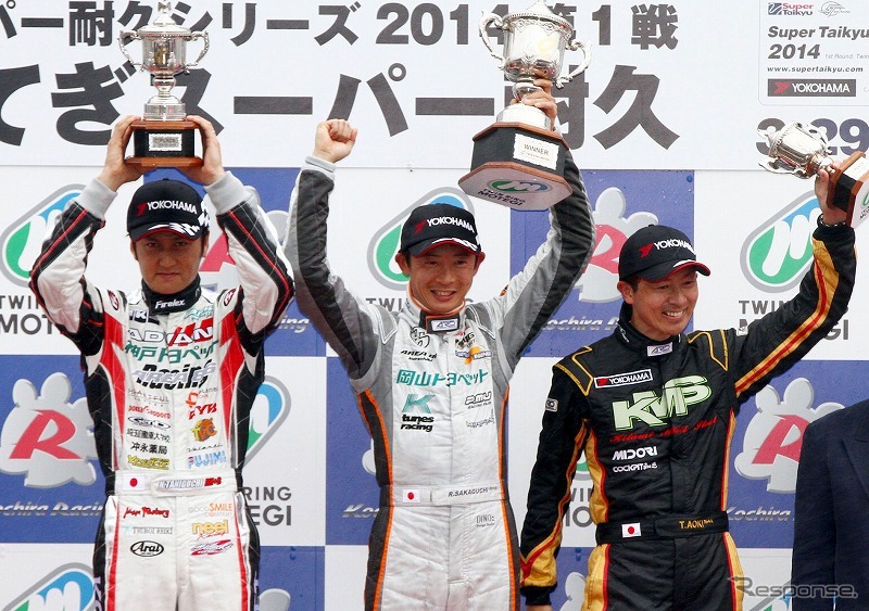 優勝した阪口良平選手（中央）、2位の谷口信輝選手（左）、3位の青木孝行選手