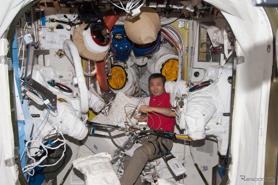 EMUの冷却水配管を掃除する若田宇宙飛行士（4月9日撮影）（出典：JAXA／NASA）