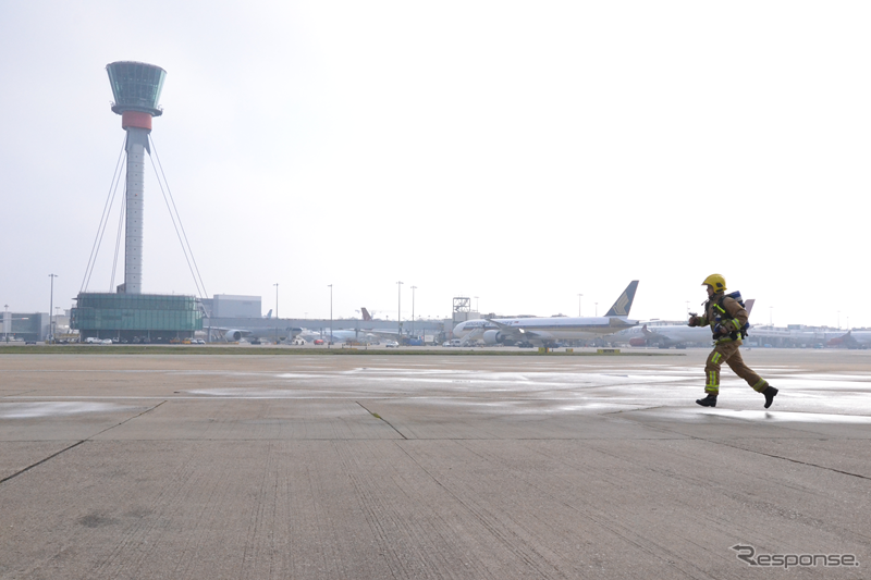 ロンドン・ヒースロー空港の消防業務に従事する消防士、ジェームズ・ダジリドさん