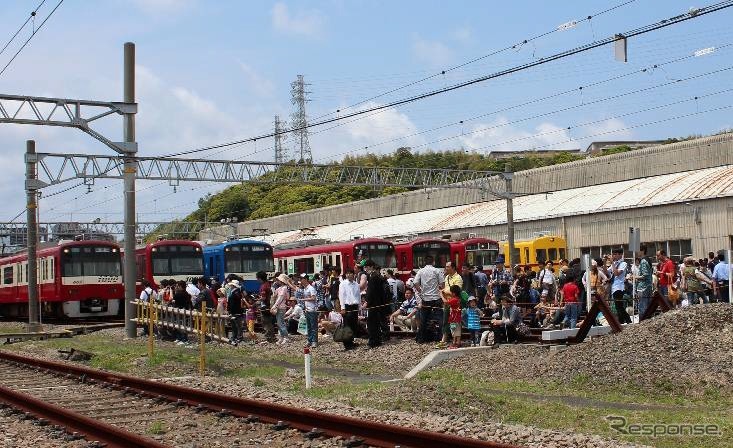 京急の車両工場公開イベント「京急ファミリー鉄道フェスタ2014」が今年も5月に実施される。写真は前回の「京急ファミリー鉄道フェスタ2013」の様子。