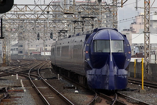 特急ラピートの専用車として運用されている50000系。9・10月の2回、先頭1号車貸切の車内結婚式が行われる。