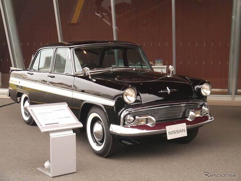 昭和32年4月。発表の場所も日比谷宝塚劇場を使い、ショー形式の発表会を日本車として初めて行ったのが初代スカイラインだった。1.5リットルOHVの4気筒エンジン搭載。因みにこの年100円硬貨が誕生した。現天皇陛下の愛用車でもあった。