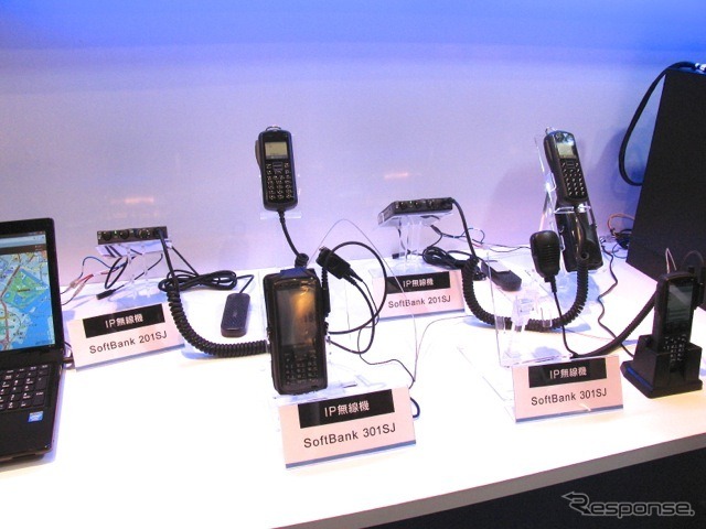 西菱電機のIP無線機。車載型のSoftBank201SJとハンディ型の301SJ